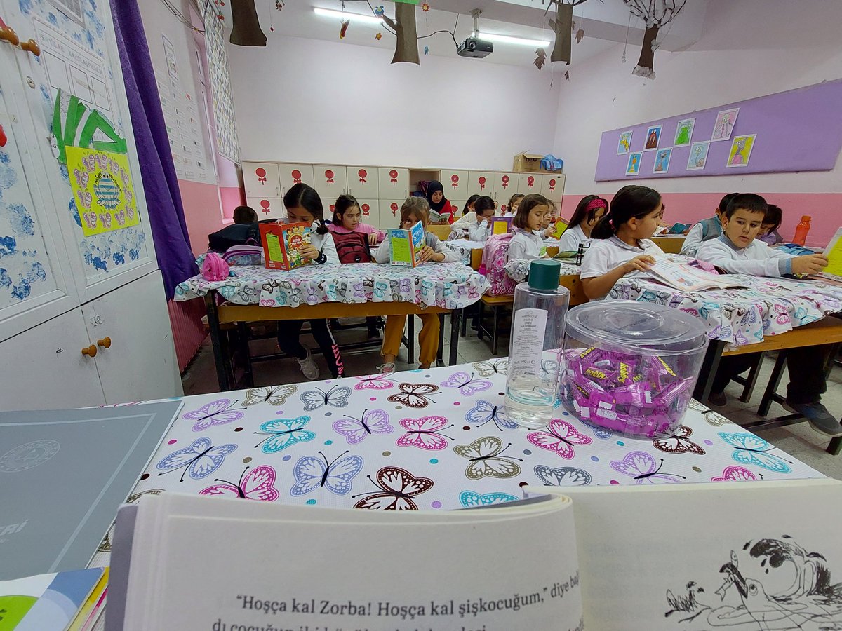 "Kitap ruhun gıdası, aklın  ilacıdır."
Hz.Mevlâna 

Bu hafta okuma saatimizde bize katılan  değerli  velimize  teşekkür ederiz.