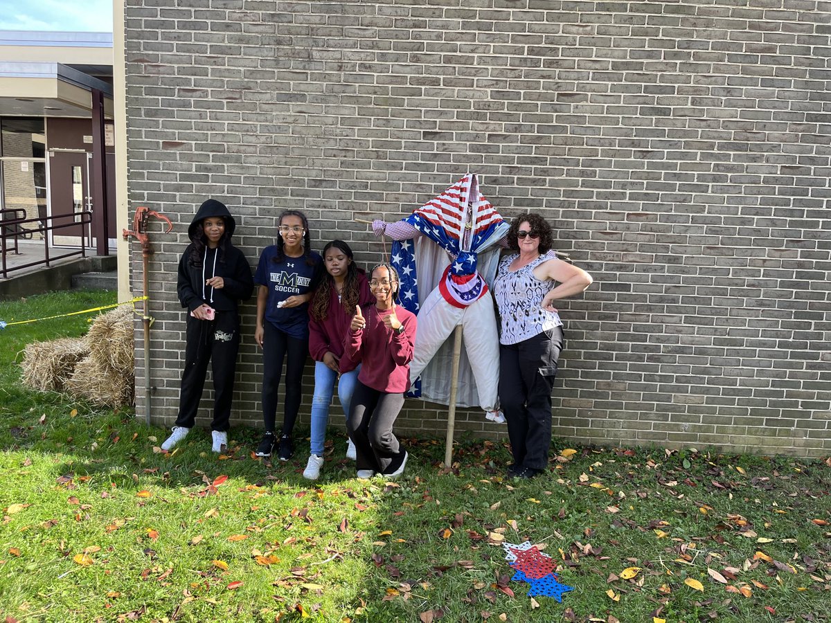 gadballer32's tweet photo. Had a blast @ the 1st Annual Scarecrow making Contest ! https://t.co/B1gXfGDnCm