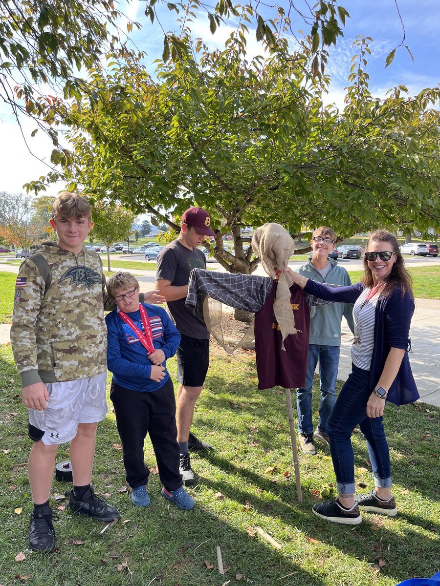gadballer32's tweet photo. Unified sports and FFA team up to sponsor our 1st Annual Scarecrow making ! https://t.co/zAWGHq0ZG0