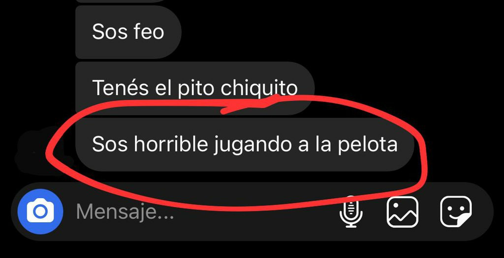 Lautaro Martínez hoy en el vestuario hablando con sus compañeros