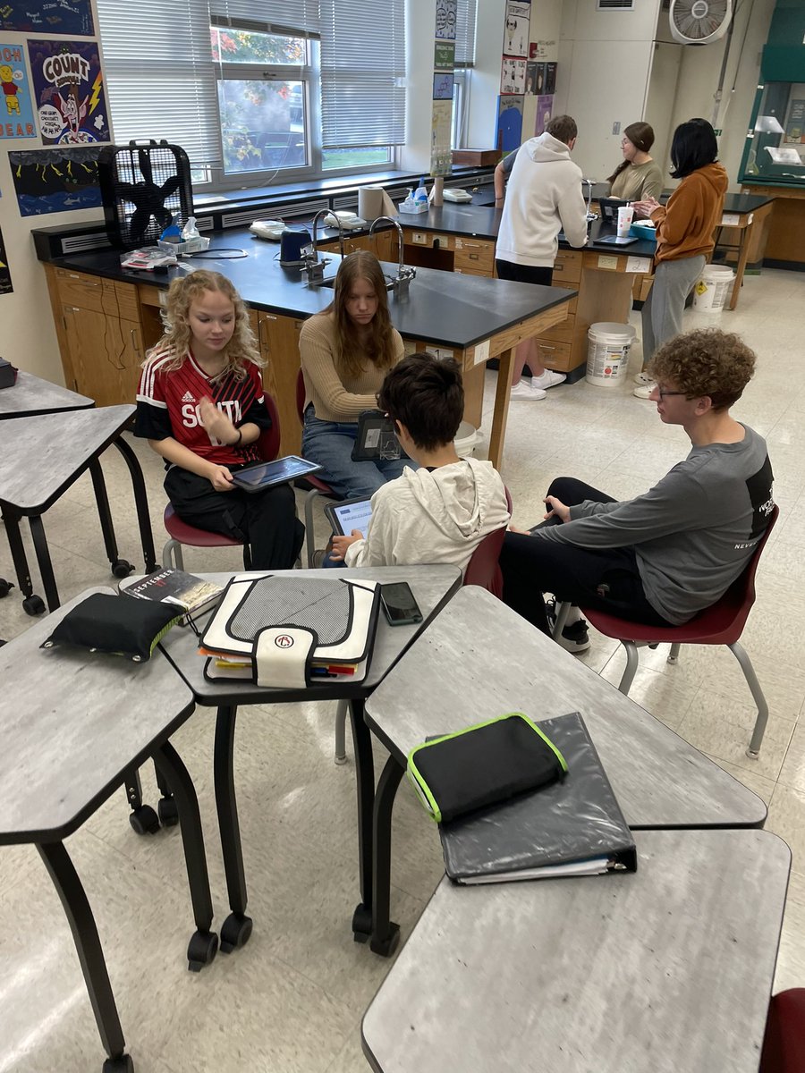 MrPropson's tweet photo. Evaluating similarities and differences of atomic models!
1) Partner inquiry 🧐
2) Small group share-out 🗣 
3) Candy (not pictured) because we had 8AM cravings 🍬 https://t.co/RhbvFKVlG9