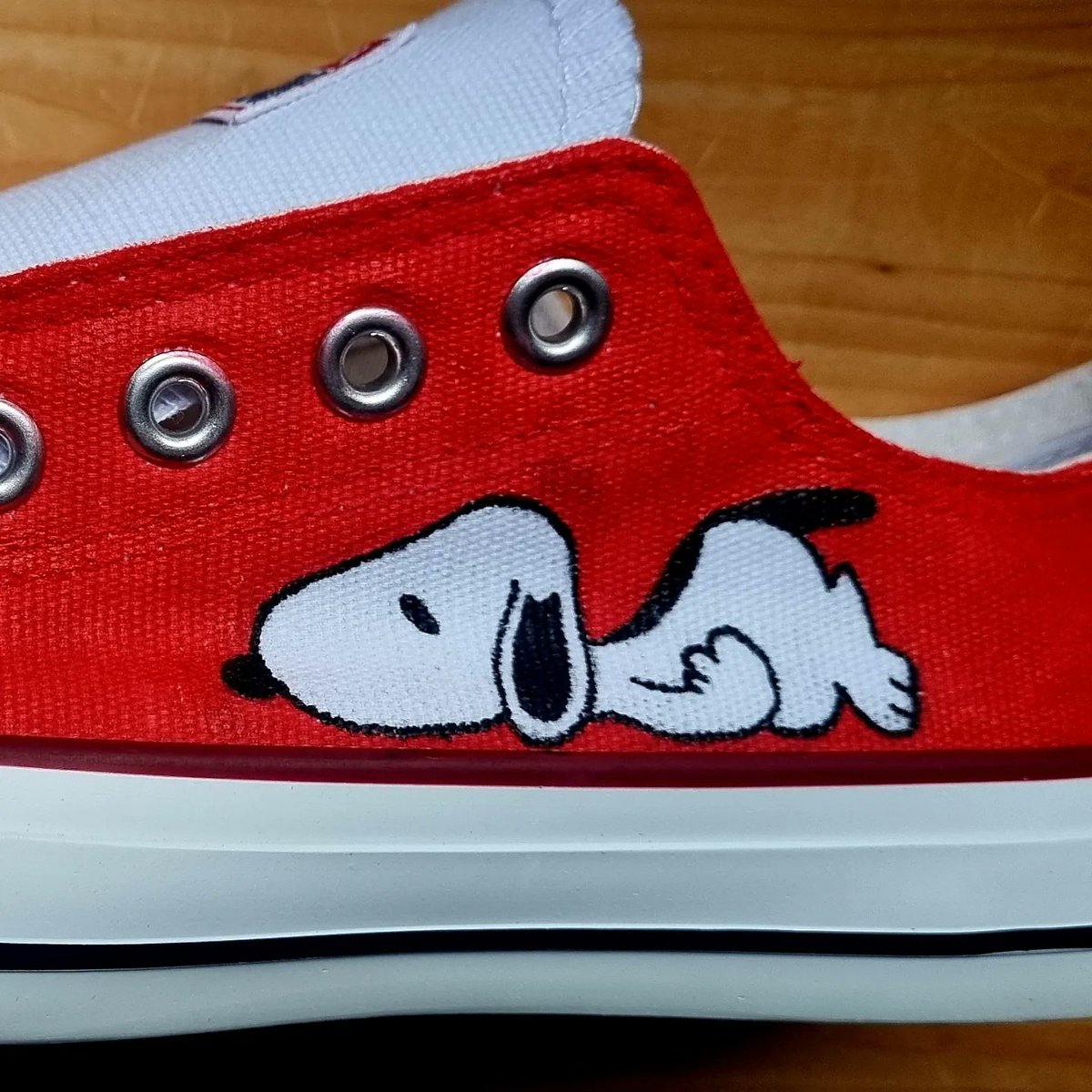 SamPieroux's tweet image. Custom Snoopy converse 
Neon lace ups
#handpaintedanddrawnbyme