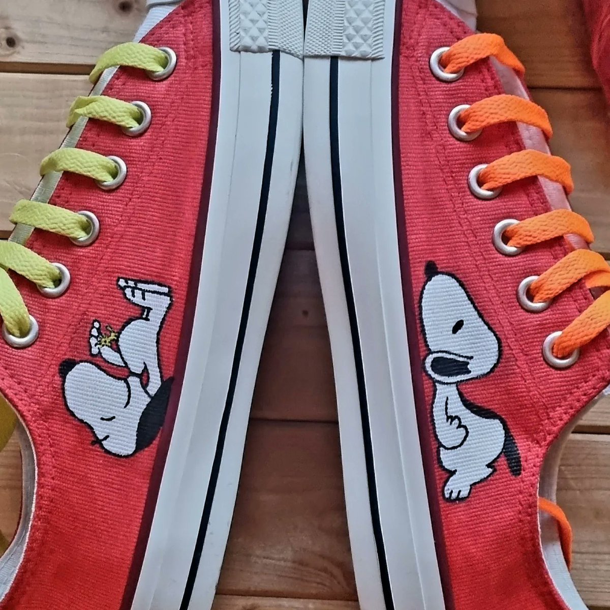 SamPieroux's tweet image. Custom Snoopy converse 
Neon lace ups
#handpaintedanddrawnbyme