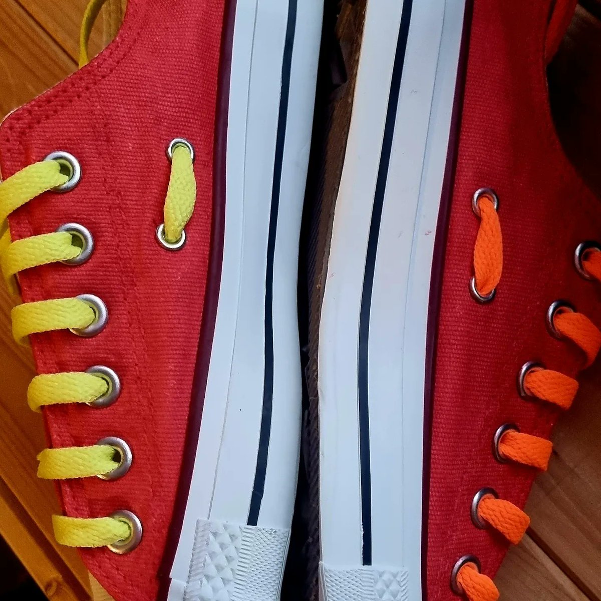 SamPieroux's tweet image. Custom Snoopy converse 
Neon lace ups
#handpaintedanddrawnbyme