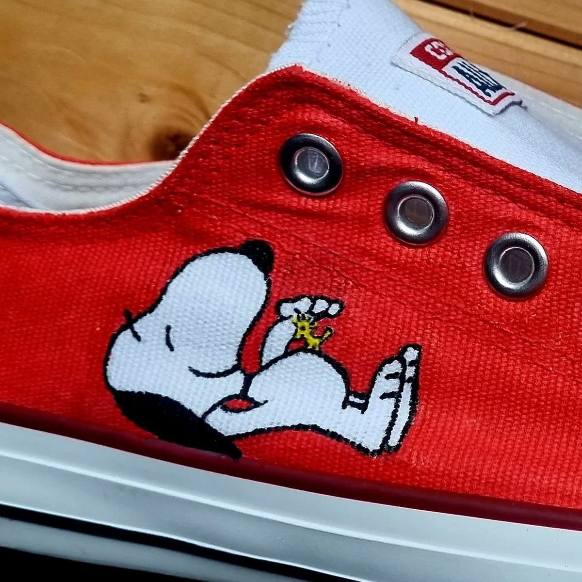 SamPieroux's tweet image. Custom Snoopy converse 
Neon lace ups
#handpaintedanddrawnbyme