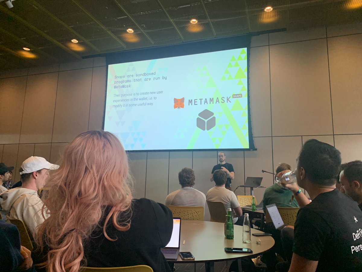 Oh Snap! 

Packed house full of frens for <a href="/rekmarks/">Bluesky: rekmarks.com</a> <a href="/MetaMask/">MetaMask 🦊</a> Snap's workshop 🥳

#Devcon6 #Devcon🇨🇴