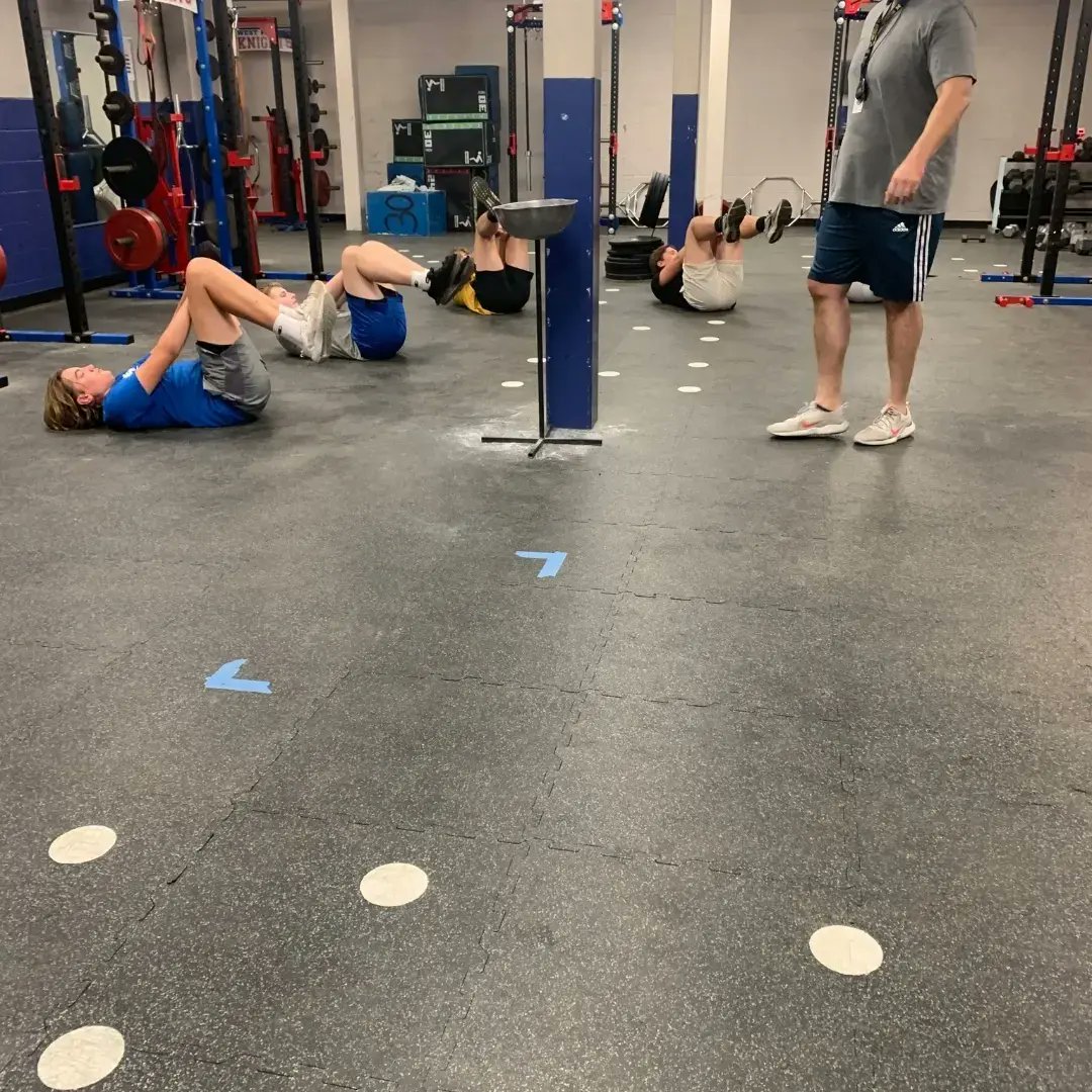 boys_holmes's tweet photo. High school guys working 5 days a week!  Lifting/plyos/conditioning!  I love the work ethic and desire to be good! #werebettertogether #thosewhostay #whknights #WeWorkingOverHere https://t.co/J3ECgDqPEg