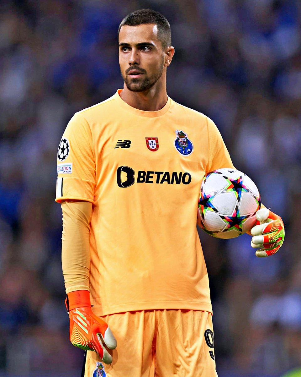B24PT's tweet photo. Diogo Costa é o primeiro guarda-redes a fazer uma assistência e defender um penálti num jogo da Champions League 🧤 https://t.co/gxF9hc2qHx