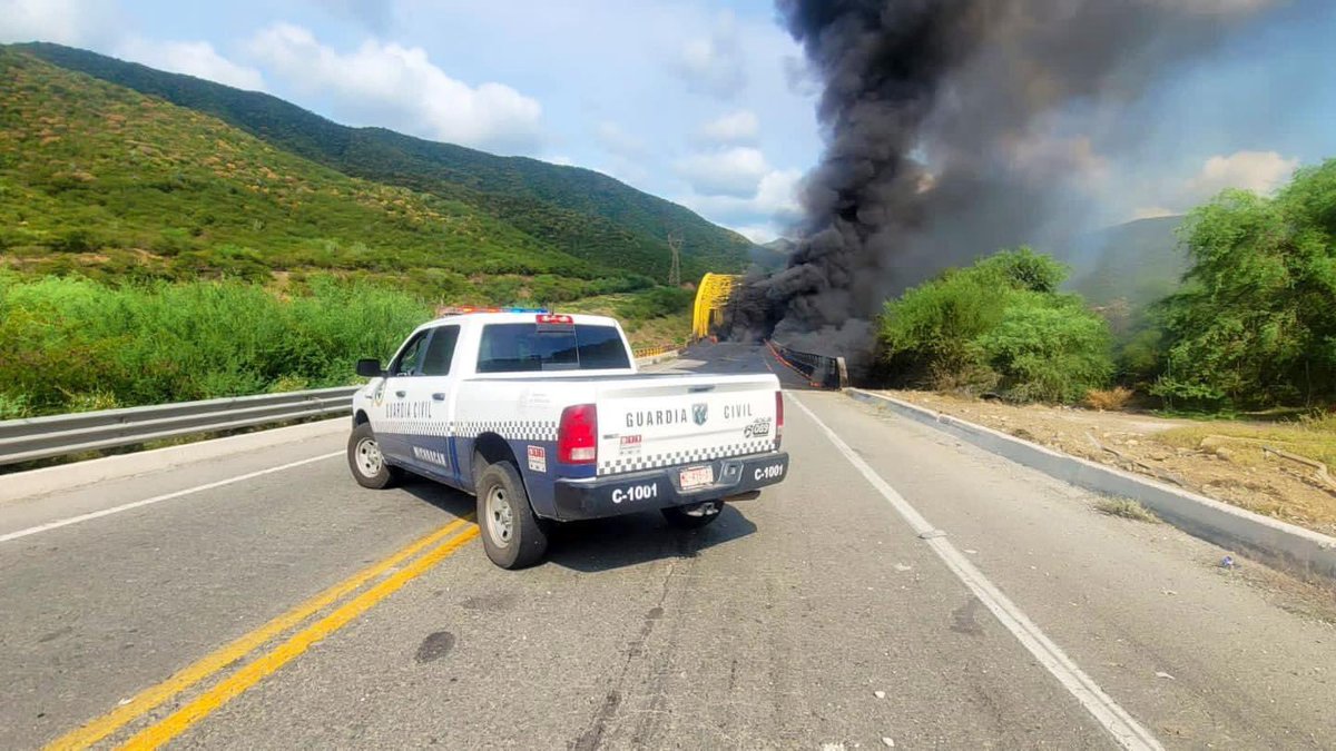 _ATejeda's tweet photo. De nueva cuenta, un accidente más en la siglo XXI en #Michoacán, necesario regularizar esa concesión y terminar la carretera. La negligencia y las omisiones también son una forma de culpabilidad. 

Evitar el dolor evitable 
- Gómez Morin https://t.co/mt6MNMcj0M