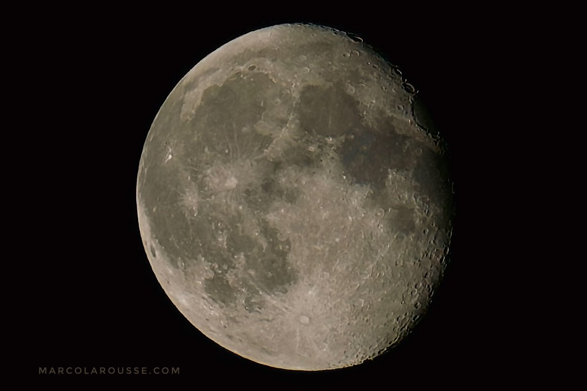 Third night out with the Lumix S1R and the Lumix S-Pro 70-200mm f2.8 lens - capturing tonights #moon in High Resolution mode.

Yes, this was captured at only 200mm full frame focal length 😊

Have you managed to get better results with a 200mm FF kit?

#photography #mond #hamburg
