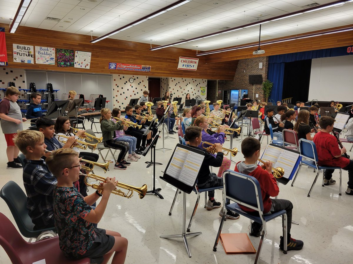 1GoodBetterBest's tweet photo. 6th grade band practicing for their Fall concert on October 18th. Going to be a great show! #PHMExcellence #Grissom_Band https://t.co/q92NLdX3qm