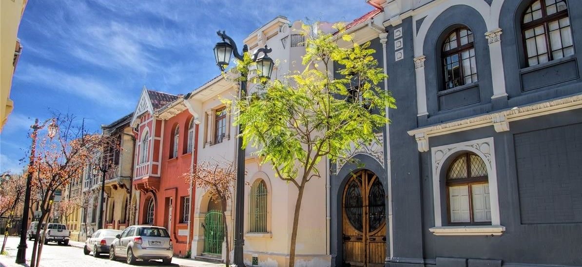 En el ranking "Los 51 barrios más cool del mundo", de la revista Time Out, el histórico “Barrio Yungay” fue elegido en la 9° posición destacándose por su gastronomía, zonas de recreación y museos. Conversamos con un vecino histórico, Gustavo Peñafiel, dueño de <a href="/FuenteMardoqueo/">Fuente Mardoqueo</a>