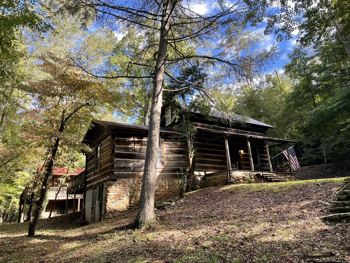 MRochner86's tweet photo. Scenes from a quick fall break trip to Rutherfordton North Carolina to sample multiple historic structures built from #Shortleaf and #WhiteOak feat. as always a #TreeRingDreamTeam of @UofLGeo @UofLSustainable undergraduates. #Dendroarchaeology #TreeRings https://t.co/UAP4IqsBkd