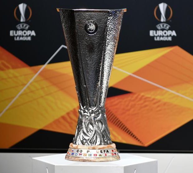 nicocolombien's tweet photo. T’es pas si moche finalement, je trouve que la forme de la coupe est vraiment plus jolie que la ligue des champions en plus vers le bas c’est trop stylé sa mère elle pue sa race cette coupe on pue on pue j’en ai marre !!!!! Piqué t’habites où !!! https://t.co/9pe9DSg4wc