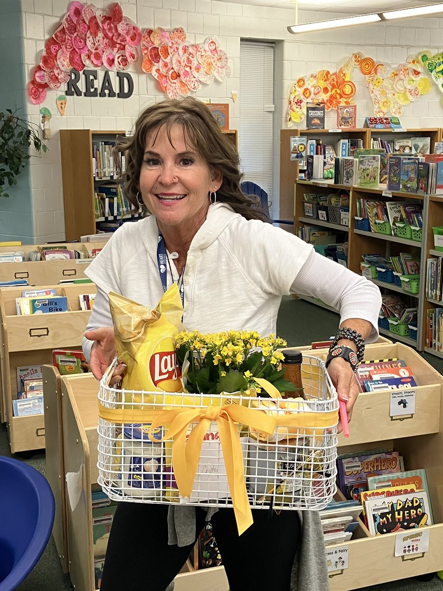 EchoLakeElem's tweet photo. Congratulations to Crystal Aveson, our 22-23 Echo Lake Teacher of the Year! We’re so lucky to have you!!! https://t.co/4SocZxhYnU