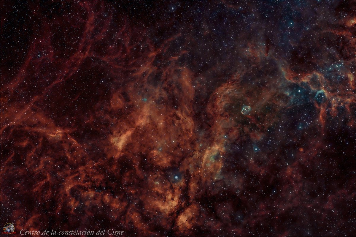 ChaikaTeam's tweet photo. La zona central de Cygnus contiene una enorme nube molecular, principalmente de hidrógeno, y multitud de objetos de cielo profundo, en parte anotados en la segunda imagen. #cielosESA @astronomiamag @GruposEstelares @PlanetarioMad @rodrigogpeinado @agomezroldan @parcastroprades https://t.co/ty1LvqrTgp
