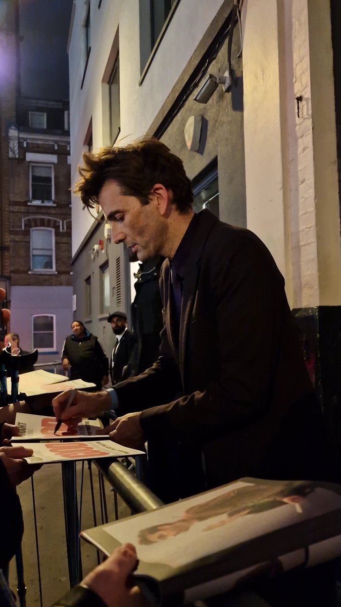 Tyttas's tweet photo. The play was absolutely incredible tonight and rewatching it makes so many moments even more poignant! Can't wait to see it again in December!! And it was so nice of #DavidTennant to come to stage door even tonight and take the time for everyone ❤️ #goodtheplay https://t.co/UOa8s8QN95