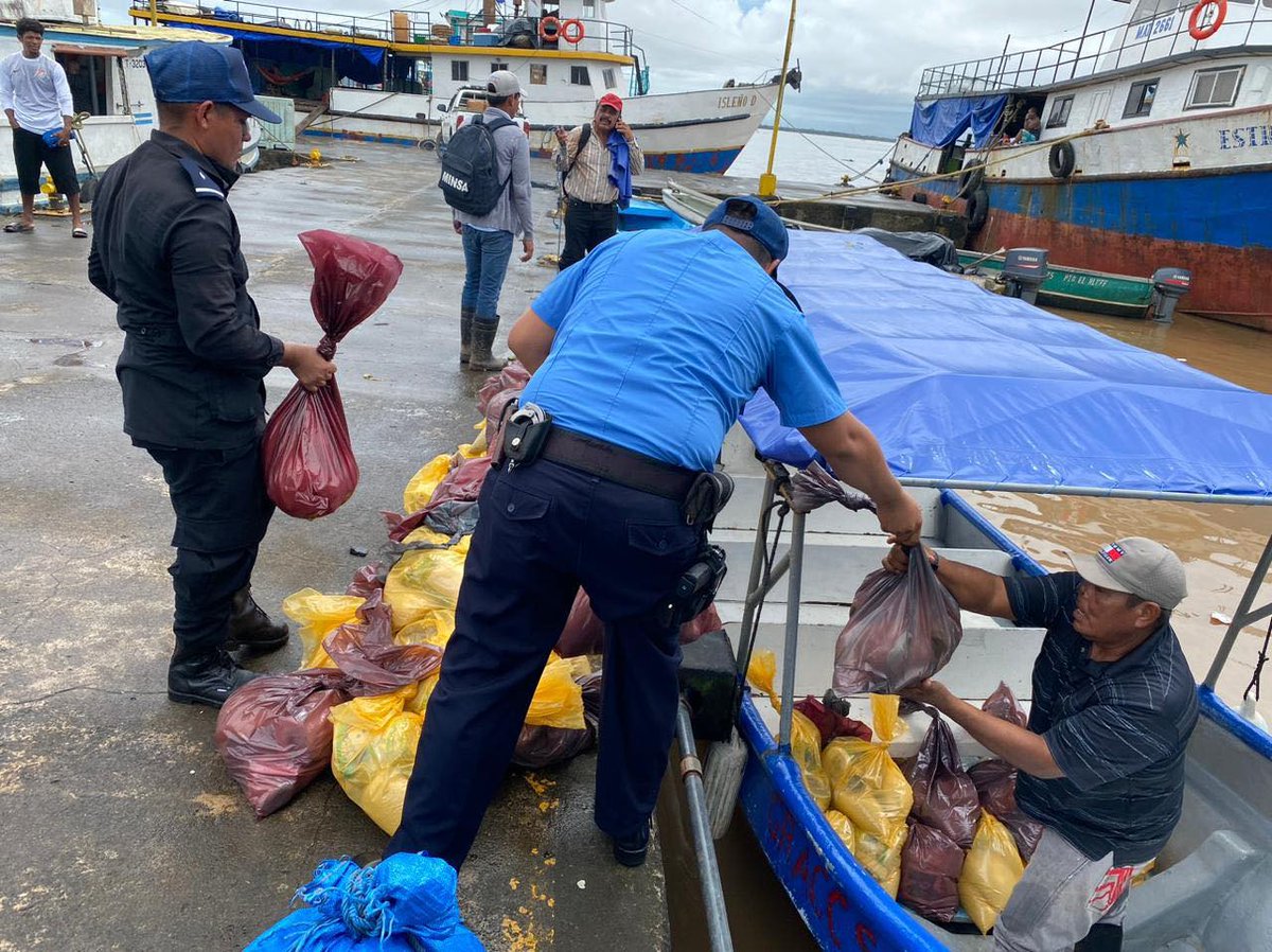 PNNicaragua's tweet photo. 📍Bluefields #Nicaragua 

@vppolicial está garantizando la entrega de paquetes alimenticios a las comunidades Home Crick, Boca de Mahogany y Krisimbilia 

🪧Ubicadas al oeste del Río Escondido, quienes fueron afectadas por el paso del Huracán Julia 🌀 

#JuntoALaComunidad https://t.co/rD9g0mIUgp
