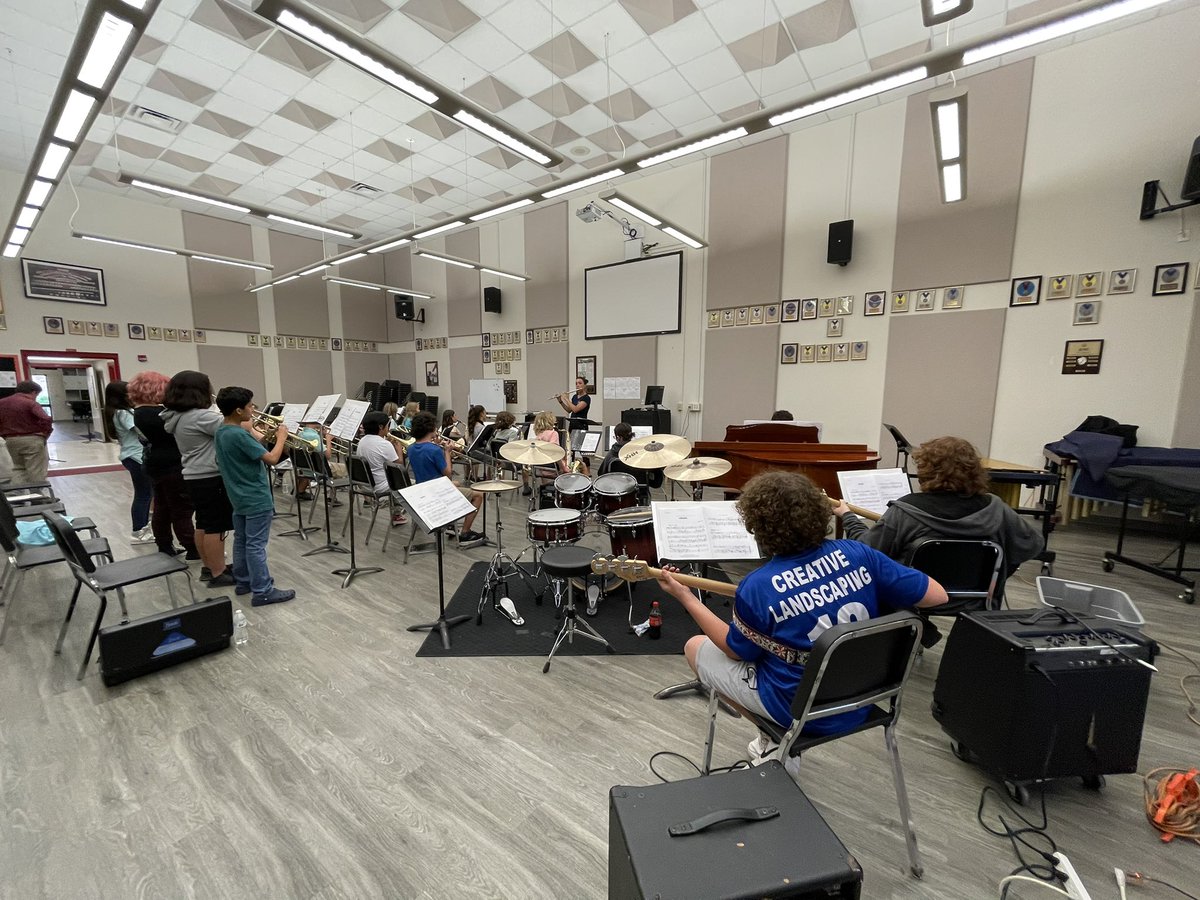 GiffordBand's tweet photo. Bandtober continues!!!
First rehearsal of the South County Honors Jazz Band! Thank you @high_vero for your hospitality and instruction of our middle school jazz musicians! We can’t wait to share the stage! https://t.co/CIHAoguCcd