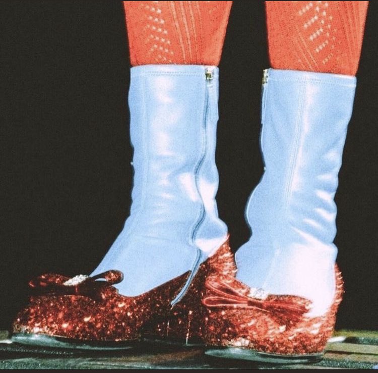 danza_lory's tweet photo. Il tuo cuore ti porterà sempre a casa!
Seguilo anche se la strada che ti propone non è proprio fatta di scintillanti mattoni dorati..💗
Almeno non avrai tradito te stesso⭐️
#HomeHomeHome
#DOROTHY #HarryStylesLoveOnTour
#ARIASHARRYSTYLES https://t.co/B4jZ2BOm93