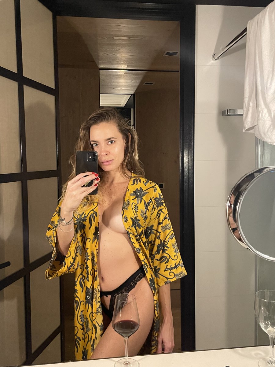 Callmesamimora's tweet photo. A glass of wine before bed?
#wine #lenceria #onlyfansbabe #onlyfan #models #lengerie #usa #asia #europa #only #modelphotography https://t.co/4yKy2eiliU
