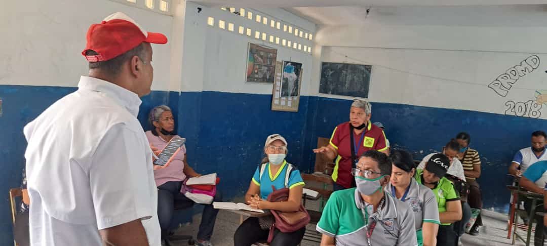 leoalvacabrera's tweet photo. Nos vinimos a Tejerías y nos reunimos con el personal de las diferentes instituciones para verificar información real de los casos de estudiantes, docentes e infraestructura. Cumpliendo con las orientaciones del Pte. @NicolasMaduro Min. @_LaAvanzadora y la Gob. @Soykarinacarpio https://t.co/8RVCmhp1wV