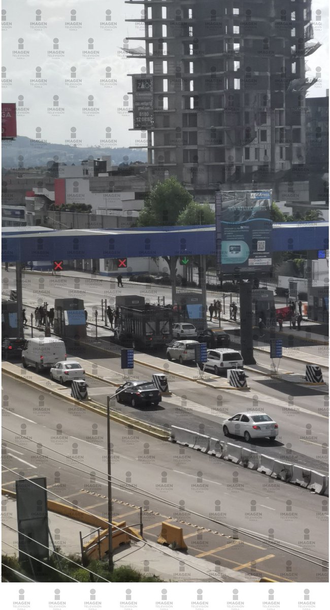 JCarlos_Valerio's tweet photo. #Precaución🚨 || Sujetos encapuchados toman la caseta de #Atlixco. No hay paso de vehículos. Evite la zona. #Puebla https://t.co/lEEJQ1Dwt9