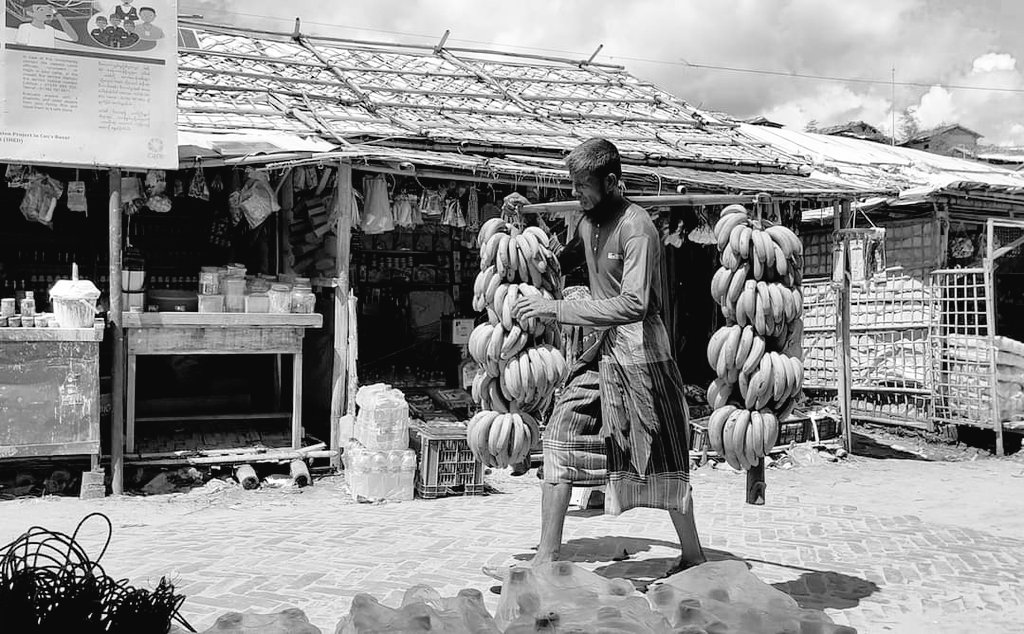 rosalmansadek49's tweet photo. A #Rohingya man is doing hard work in the refugee camp bcz he don't have any way to earn money without doing this work that's why he have selling banana shop to shop by carrying himself.
#rohingyaphotography #documentaryphotography #doinghardwork #RohingyaCrisis #RohingyaFuture https://t.co/qYDxdQ22SQ