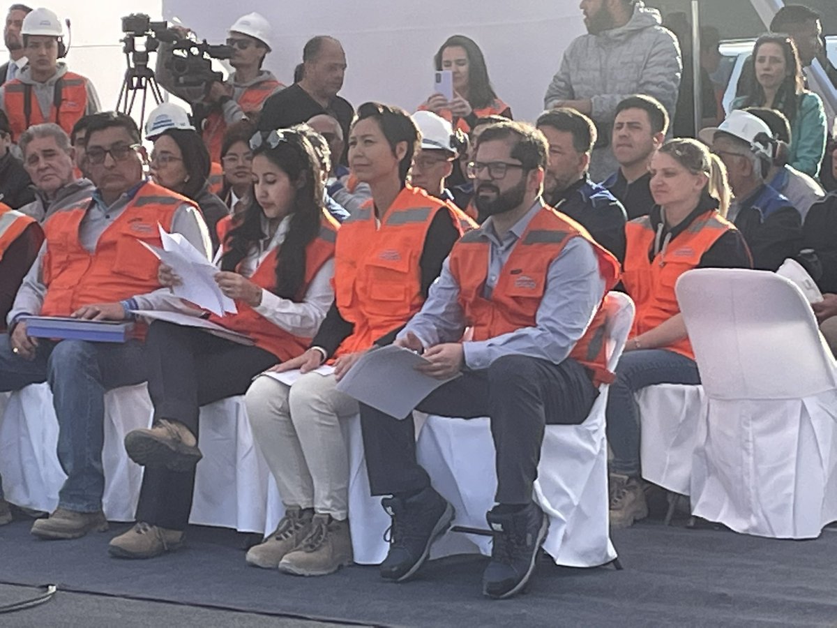 AMRANTOF's tweet photo. Hoy nuestro presidente Omar Francisco Norambuena Rivera se encuentra en el cierre de las unidad carbón en el puerto de Tocopilla ,acto encabezado por nuestro Presidente de la República Gabriel Boric quien se encuentra en gira por las comunas de nuestra región.@GOREAntofagasta https://t.co/j1xzk1YLVS