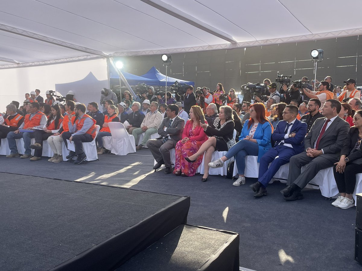 AMRANTOF's tweet photo. Hoy nuestro presidente Omar Francisco Norambuena Rivera se encuentra en el cierre de las unidad carbón en el puerto de Tocopilla ,acto encabezado por nuestro Presidente de la República Gabriel Boric quien se encuentra en gira por las comunas de nuestra región.@GOREAntofagasta https://t.co/j1xzk1YLVS