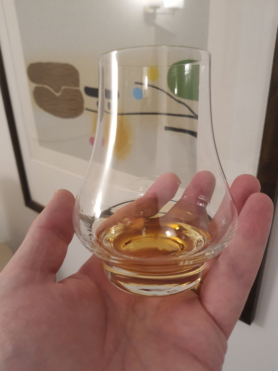 Jotterface's tweet photo. Phew busy evening tonight but now time to relax with a dram for the #RebelBourbon #flashblog. Enjoying a glass of the new Rebel 10 year old single cask courtesy of @TheWhiskyWire and @ChapmanPoolePR. https://t.co/8C22r6SUGv