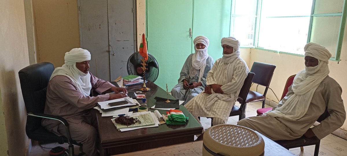 AMADAN_HIOR's tweet photo. #Niger #Mali mes échanges avec le  #Maire de Tillia et certains responsables de #Tamalat,les échanges ont portés sur la situation difficile des déplacés d’#Azawagh vers Agarek,Tillia.Ces déplacés sont majoritairement nigériens qui vivaient sur le territoire malien selon le maire https://t.co/5iBu8gyIlc