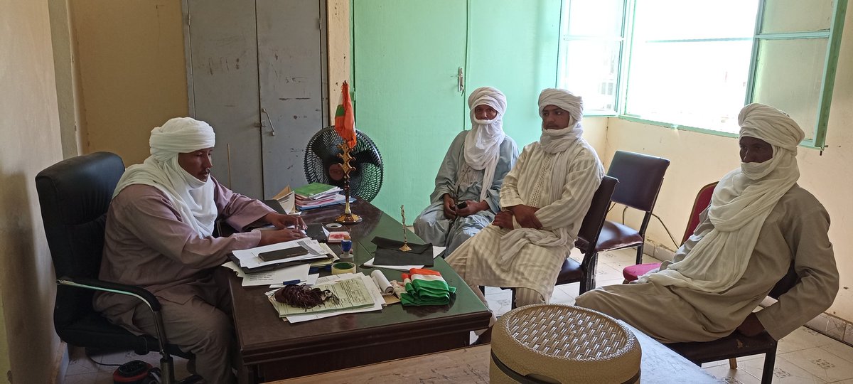 AMADAN_HIOR's tweet photo. #Niger #Mali mes échanges avec le  #Maire de Tillia et certains responsables de #Tamalat,les échanges ont portés sur la situation difficile des déplacés d’#Azawagh vers Agarek,Tillia.Ces déplacés sont majoritairement nigériens qui vivaient sur le territoire malien selon le maire https://t.co/5iBu8gyIlc