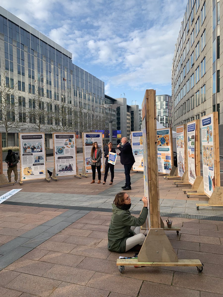 Today we were at @Europarl_EN asking the EU to implement an ambitious legislation for packaging with an amazing #WeChooseReuse exhibition. Which side of the table will you choose? Single-use or reuse packaging? #breakfreefromplastic