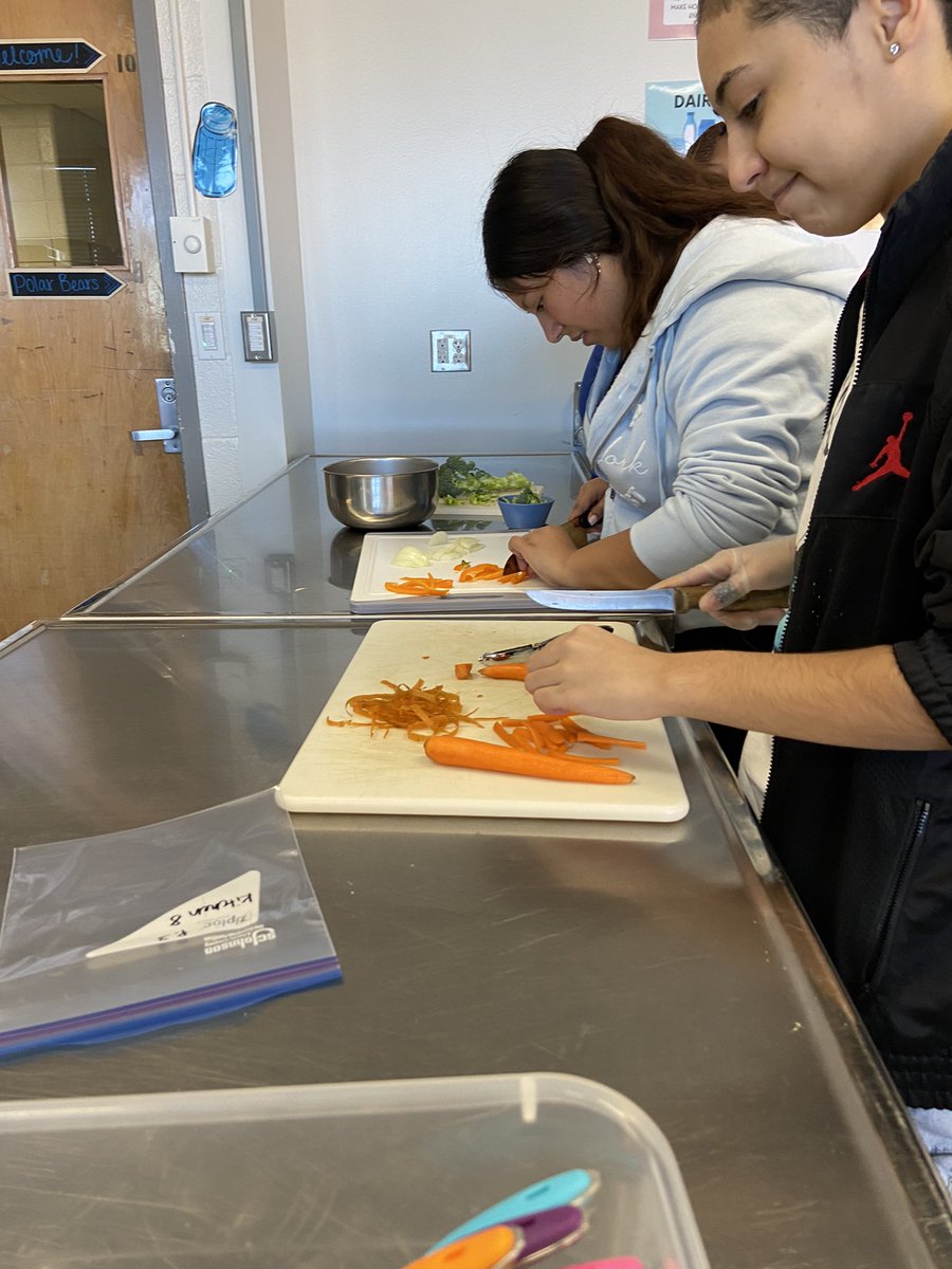 MsGarciaNHS's tweet photo. Practicing knife cuts in Foods 1!
Prepping for a vegetable stir fry tomorrow. https://t.co/ABJIDz1amf