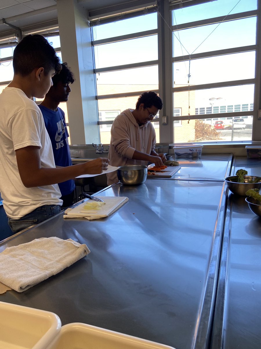 MsGarciaNHS's tweet photo. Practicing knife cuts in Foods 1!
Prepping for a vegetable stir fry tomorrow. https://t.co/ABJIDz1amf