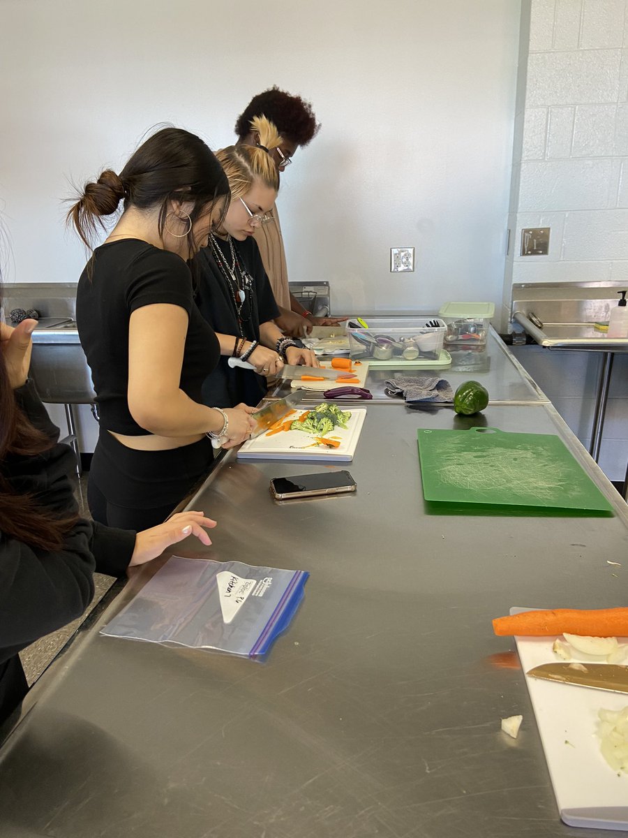 MsGarciaNHS's tweet photo. Practicing knife cuts in Foods 1!
Prepping for a vegetable stir fry tomorrow. https://t.co/ABJIDz1amf