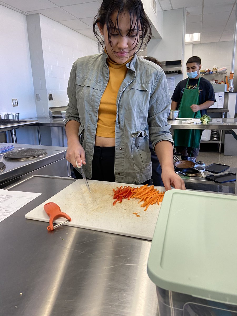 MsGarciaNHS's tweet photo. Practicing knife cuts in Foods 1!
Prepping for a vegetable stir fry tomorrow. https://t.co/ABJIDz1amf
