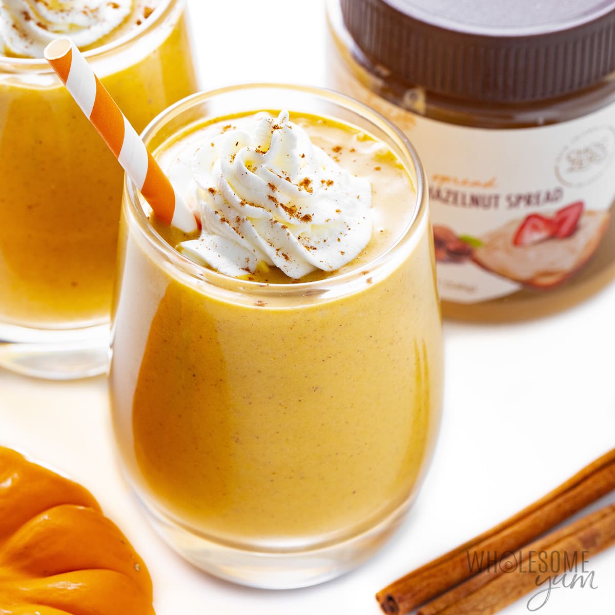 This #pumpkinspice smoothie gets a creamy white chocolate upgrade from one of the best <a href="/CHOCZERO/">ChocZero</a> spreads! Full recipe 👉 wholesomeyum.com/pumpkin-smooth…