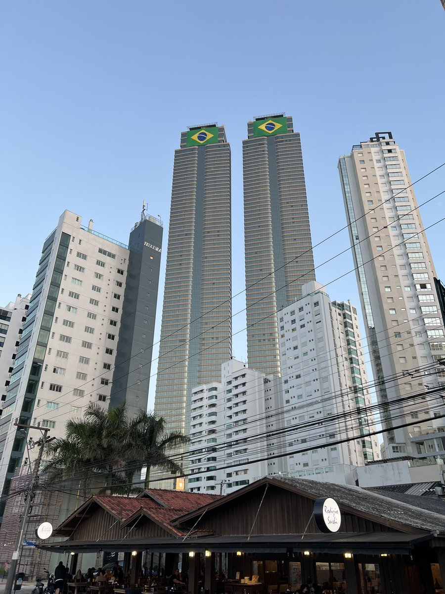 CasagrandeLRCM's tweet photo. Neymar convenceu o vizinho e as torres gêmeas mais altas do Brasil em Balneário Camboriú/SC exibem patriotismo! https://t.co/z7qds0R4Kz