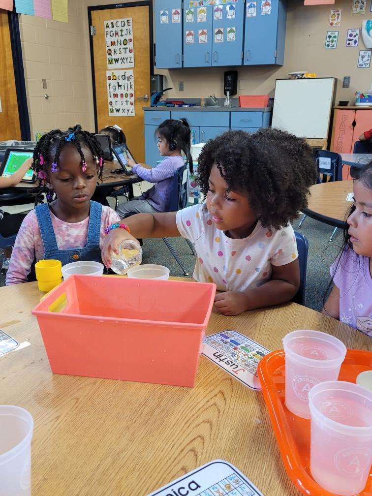 RachelM0tt's tweet photo. Our @SadlerOCPS VPK students explored and experimented with capacity and measurement today! It was all smiles as they counted scoops of water using different sized containers🔬🕵🏽‍♀️💧 #makingmustangmagic #sadlerstrong https://t.co/7Jy98WWGiL