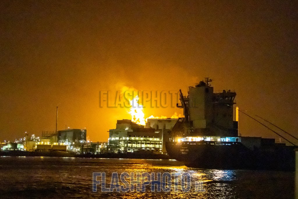 flashphotoNL's tweet photo. Er wordt nog steeds druk afgefakkeld. Dit gaat gepaard met een bulderend geluid wat goed te horen is in #Vlaardingen en #schiedam #shell #pernis https://t.co/bX3NPuCK0M