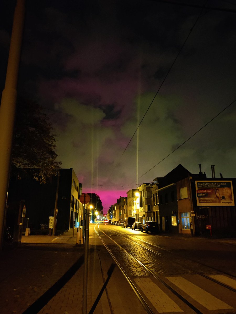 MeesLynn's tweet photo. Hoi @frankdeboosere en @JillPeetersWX, weten jullie hoe deze paarse lucht ontstaat? Het is enkel in het westen te zien. Bevindt zich ongeveer boven #stadantwerpen https://t.co/3M6mbEZ3ry
