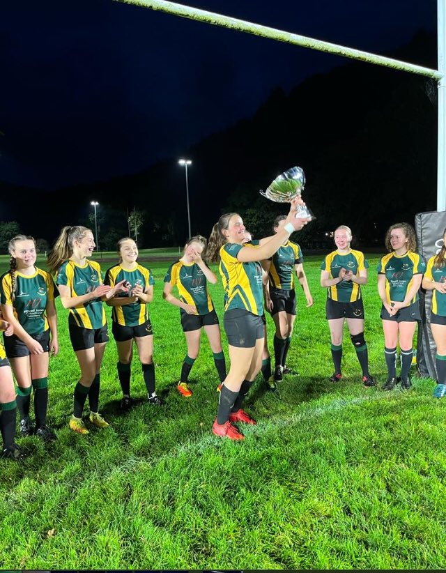 Tîm Dan 16 (Dan 15 llynedd) Pencampwyr Cwpan Gogledd Cymru tymor 2021-2022 yn derbyn y gwpan gan <a href="/OJenkinsrugby/">Olivia Jenkins</a>, diolch am ddod draw. Diolch hefyd i <a href="/Rygbi_MonStars/">MônStars</a> am ddod draw i gaeau Pant Carw am gêm gystadleuol. Sgôr derfynol Ceirw 51 Mônstars 24.