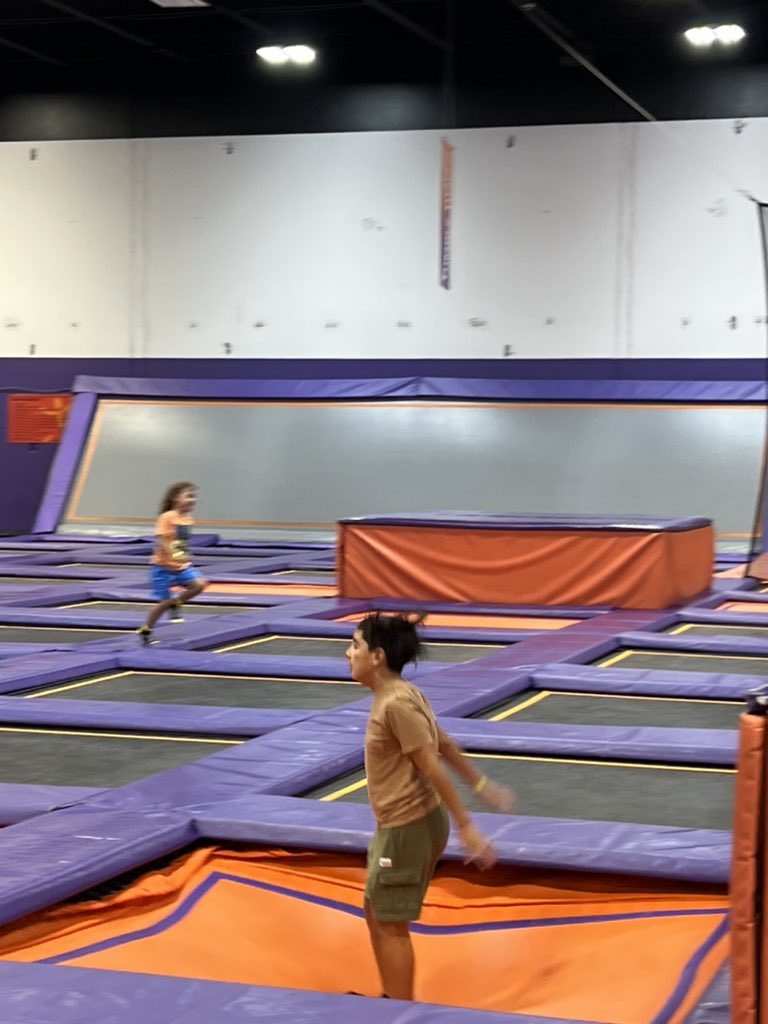 Spirit Night at Altitude!! Panthers want to jump! #MPEpanthers <a href="/MPElemSchool/">Memorial Parkway EL</a> <a href="/nvmtz/">DR. ᑎORᗰᗩ ᗰᗩRTIᑎᕮᘔ</a> <a href="/katyisd/">Katy ISD</a>