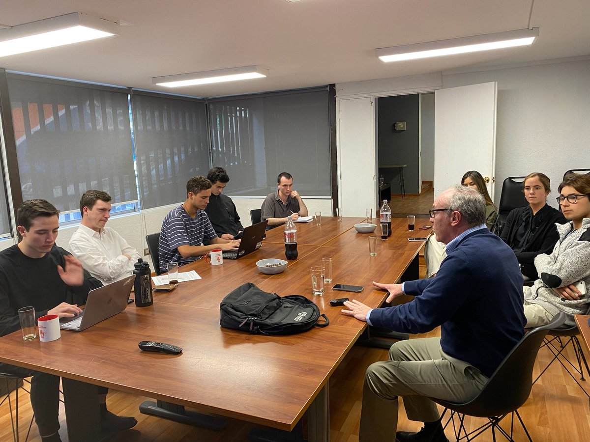 chilesiempre's tweet photo. ⭕️ Círculos de lectura en @chilesiempre 

Ayer tuvimos sesión de lectura sobre Juan Donoso Cortés y su “Discurso sobre la dictadura” con Gonzalo Larios y un grupo de universitarios. 💪🏻🧐 https://t.co/CWChMDy5RM