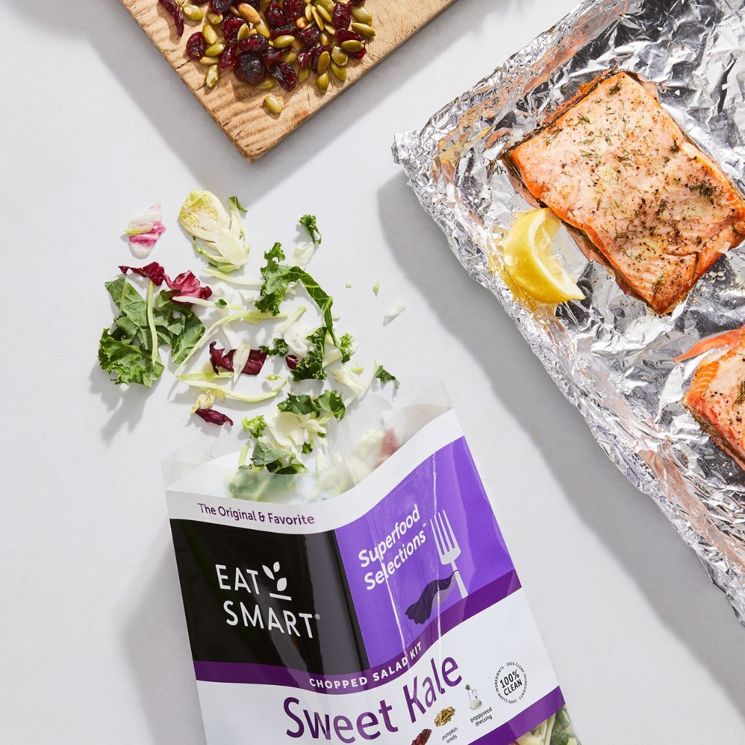 eatsmart's tweet image. Need some inspo for dinner tonight? Look no further than our Sweet Kale salad kit topped with oven-baked salmon! 😍

Find out more about Sweet Kale here: eatsmart.net/products/chopp…
