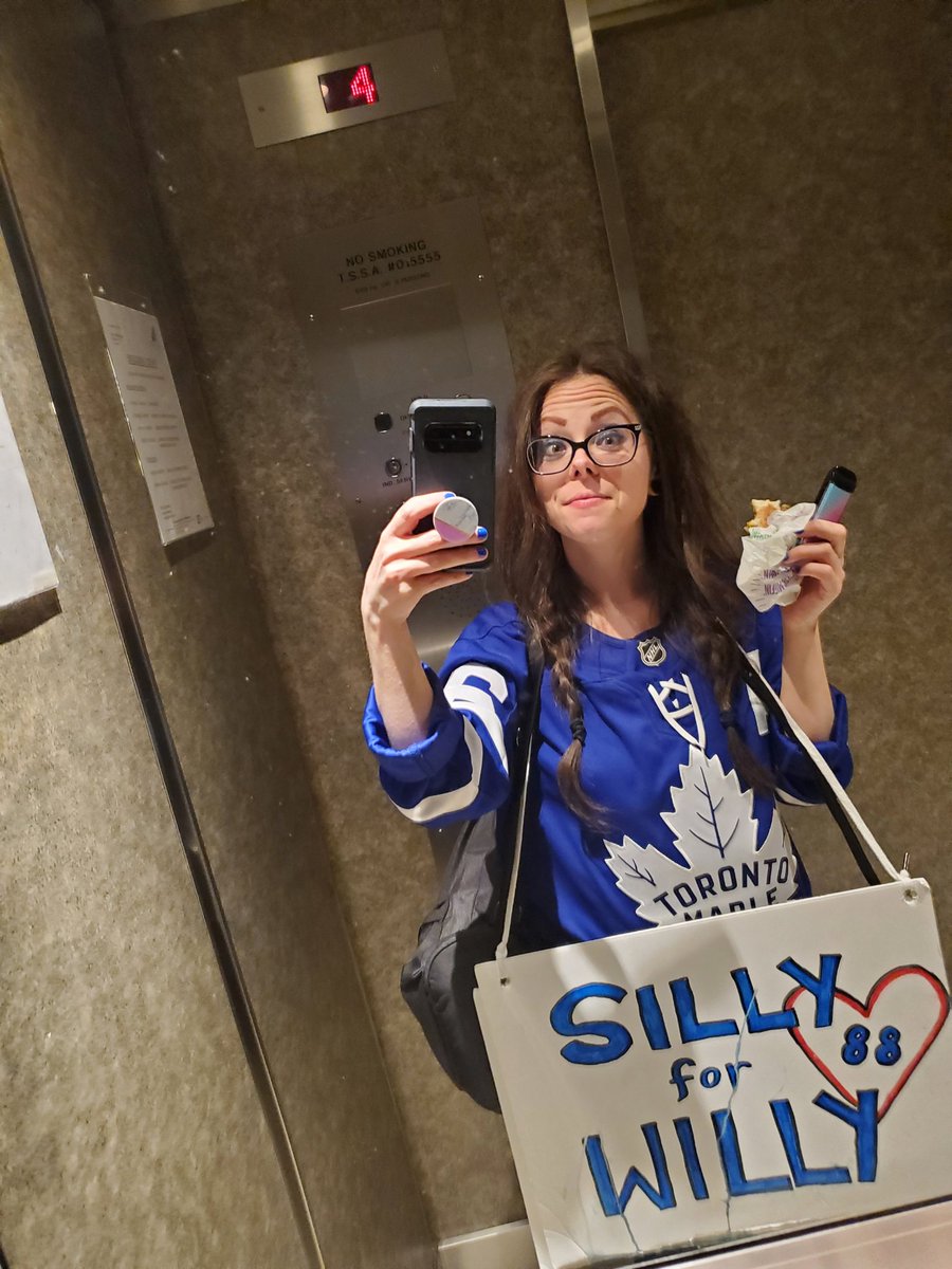 _sarahdox's tweet photo. after the last playoff game tailgate party... still #SillyForWilly and still a hot mess
#TMLtalk #LeafsNation #LeafsForever #GoLeafsGo https://t.co/0XJk82kOAX