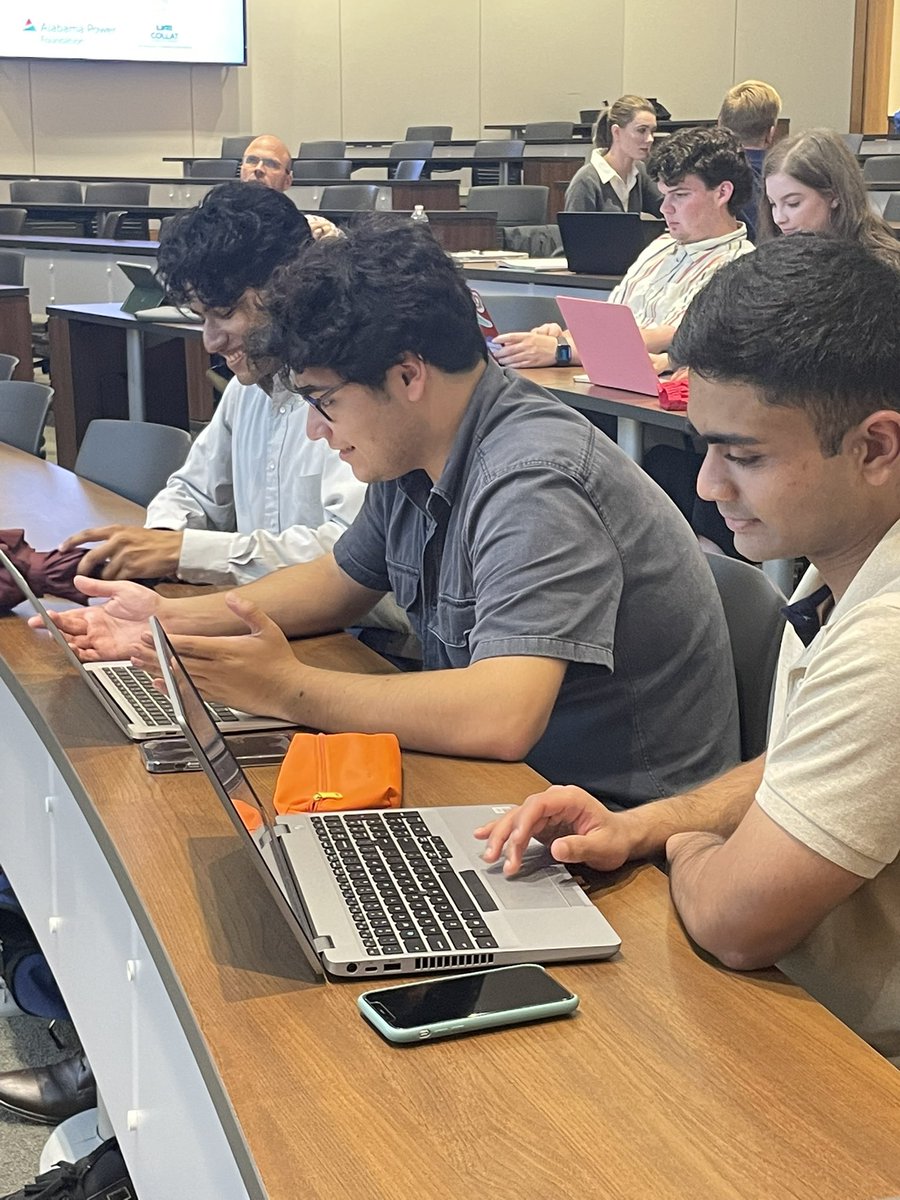 EntUAB's tweet photo. Awesome conversations going on as we get ready to kick off our third meeting for our Hatchery & Hackathon! #entrepreneurship #entrepreneurialcommunity #uab #goblazers #emblazon https://t.co/rDBU20sZqD