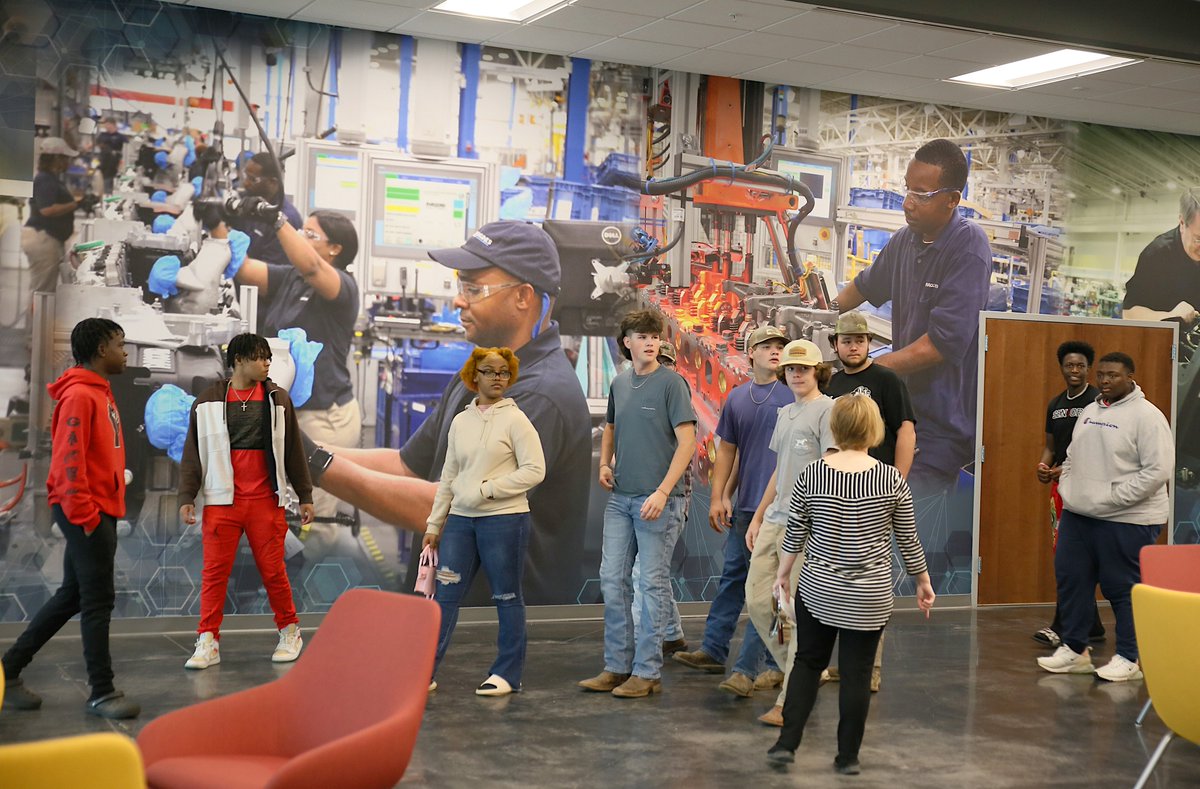 emccinfo's tweet photo. About 50 students from the Louisville Municipal School District who are also attending the Winston-Louisville Career &amp; Technology Center toured The Communiversity at EMCC and our Scooba campus today. Schedule a group tour here: https://t.co/zwMFl7LYTn https://t.co/397JukR6ad